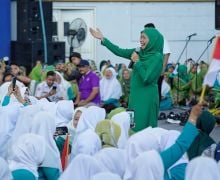 Supel dan Merakyat, Khofifah Menuai Dukungan Pedagang untuk Lanjutkan Pimpin Jatim - JPNN.com