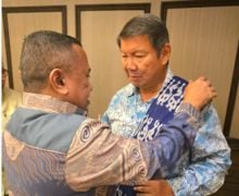 Ketum PATRIA Menyampirkan Kain Khas Sumba di Bahu Hashim Djojohadikusumo - JPNN.com