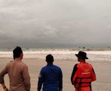 2 Warga Jakarta Terseret Ombak Pantai Karang Belum Ditemukan - JPNN.com