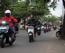 4 Kiat Berkendara Aman dan Nyaman dengan Motor Listrik - JPNN.com