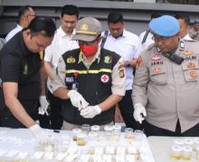 Polres Jakbar Tes Urine 119 Personel Untuk Pastikan Bebas dari Narkoba - JPNN.com