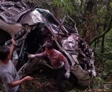 Rem Blong, Fortuner Berpelat B Masuk Jurang di Jalur Batang-Dieng, 4 Orang Tewas - JPNN.com