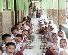 Kesaksian Orang Tua Siswa di Sukabumi Setelah Menyaksikan Uji Coba Makan Bergizi - JPNN.com