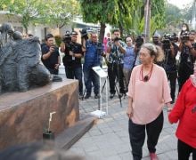 Hadir di Pameran Seni Rupa, Megawati Taruh Bunga di Monumen Pembantaian Massal - JPNN.com