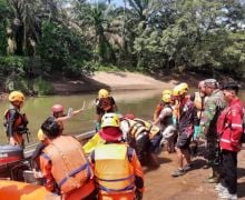 Balita Terseret Arus Sungai di Agam Ditemukan Sudah Meninggal Dunia - JPNN.com