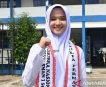 Gadis Berprestasi dari Minang Pembawa Baki Bendera pada HUT ke-79 RI, Namanya Maulia - JPNN.com