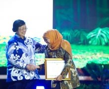 Peduli Mangrove, Khofifah Meraih Penghargaan dari KLHK - JPNN.com