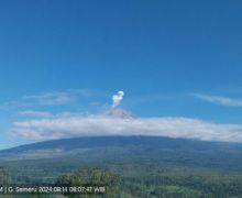 Penampakan Gunung Semeru Erupsi Beberapa Kali - JPNN.com