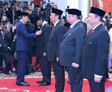 Jokowi Anugerahkan Tanda Jasa & Kehormatan kepada 64 Tokoh, Ada Bahlil hingga Budi Arie - JPNN.com