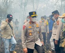 10 Hektare Lahan Gambut di OKI Terbakar, Irjen Rachmad Tambah Personel untuk Pemadaman - JPNN.com