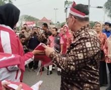 HUT ke-79 RI, Pj Wali Kota Palembang Bagikan 3.000 Bendera Merah Putih kepada Warga - JPNN.com