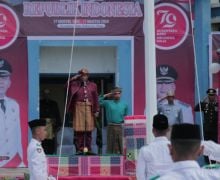 Letjen TNI Purnawirawan Ali Bogra Pimpin Upacara Bendera HUT Ke-79 RI di PLBN Serasan - JPNN.com