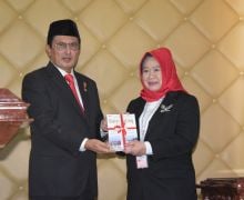 Penyerahan Buku Karya Pimpinan MPR, Siti Fauziah: Kami Sangat Bangga & Siap Menjaganya - JPNN.com