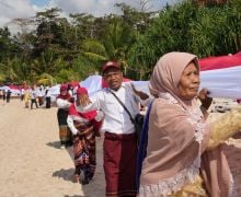 Pupuk Indonesia Bersama Relawan Bakti BUMN Bentangkan Bendera Merah Putih Sepanjang 1 KM - JPNN.com