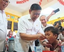 Tengok Makan Siang Gratis di Kota Cilegon, Wiranto Menyuapi Anak SD - JPNN.com