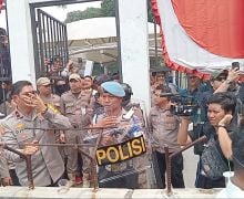 Dicap Pengkhianat, Habibburokhman Gerindra Dilempari Botol di Depan Gedung DPR - JPNN.com