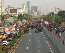 Sempat Ricuh, Massa di Depan Gedung DPR RI Nyanyikan Lagu Indonesia Pusaka - JPNN.com