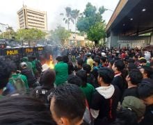 Momen Mahasiswa Bentrok dengan Polisi di Gerbang Pancasila, Ada yang Menyala - JPNN.com