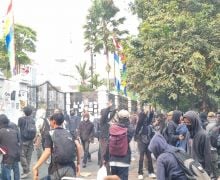 Kronologi Mahasiswa Unibba Jadi Korban Bentrok Demo di DPRD Jabar, Sebelah Matanya Mengalami Kebutaan - JPNN.com