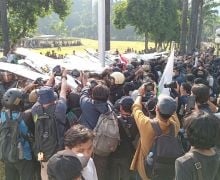 Demo Besar Makin Panas, Pagar Gedung DPR RI Jebol, Massa Marangsek Masuk - JPNN.com