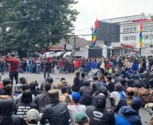 Demo Darurat Indonesia, Gedung DPRD Jabar Dikepung Ribuan Mahasiswa - JPNN.com