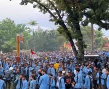 Aksi Demo Mahasiswa Tolak RUU Pilkada di DPRD Riau Sempat Diwarnai Kericuhan - JPNN.com