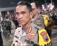 Batu dan Kayu Melayang di Balai Kota Semarang, Seorang Polisi Kena Tombak - JPNN.com