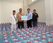 MUI DKI Gandeng Le Minerale Salurkan 2.600 Galon Air Mineral untuk Korban Kebakaran di Manggarai - JPNN.com