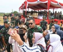 KSAD Mendampingi Panglima TNI Tinjau Penerjunan DCS dan Airbone - JPNN.com