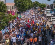 Iqbal-Dinda Mendaftar di KPUD NTB, Diantar Ribuan Pendukung dan Simpatisan - JPNN.com