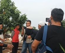 Tak Berhenti Menangis, Ibunda Ayu Ting Ting Pingsan seusai Pemakaman Sang Cucu - JPNN.com