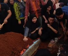 Putranya Meninggal Dunia, Adik Ayu Ting Ting Tak Berhenti Ucap Kalimat Ini - JPNN.com