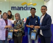 Peringati Harpelnas 2024, Bank Mandiri Bagikan Bingkisan ke Nasabah di Sulawesi - JPNN.com