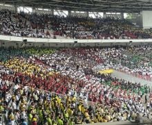 Sorak-Sorai Puluhan Ribu Umat Katolik Menunggu Paus Fransiskus di GBK   - JPNN.com