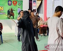 Momen Algojo Hukum Cambuk Pelaku Judol, Lihat - JPNN.com