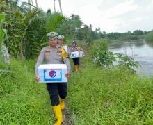 Banjir Terpa Warga, Satlantas Polres Rohul Bawa Sembako dan Pesan Damai Pilkada - JPNN.com