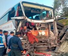 Bus Harapan Jaya Hantam Pantat Truk di Tol Batang, Begini Kondisinya - JPNN.com