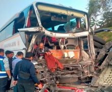 Bus Tabrak Truk di Tol Batang, 6 Orang Luka - JPNN.com