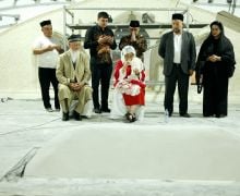 Di Hadapan Makam Imam Al-Bukhari, Megawati Menitikkan Air Mata - JPNN.com