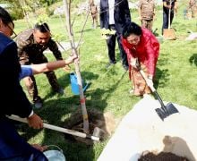 Di Taman Soekarno Uzbekistan, Megawati Menanam Pohon Platanus Orientalis - JPNN.com