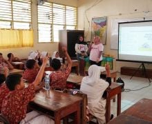 Tingkatkan Minat Baca Pelajar, JIEP Bagikan 350 Buku Bacaan - JPNN.com