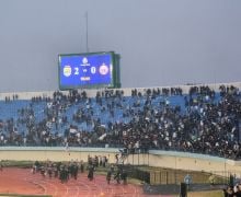 Pertandingan Persib vs Persija di SJH Berakhir Ricuh, Bobotoh Masuk ke Lapangan - JPNN.com