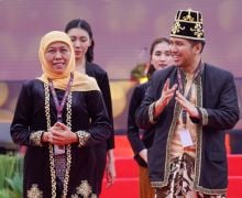 Momen Khofifah Berdiri Tegak Hormati Marching Band di Deklarasi Kampanye Damai - JPNN.com