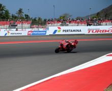 Sprint MotoGP Indonesia Penuh Drama, Martin Tumbang, Pecco Juara, Marquez Ketiga - JPNN.com