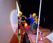 SAR Pangkalpinang Mengevakuasi 8 Pemancing yang Terombang-ambing 5 Jam di Laut - JPNN.com