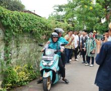 Benyamin Pilih Naik Motor Bersama Ajudan, Demi Tepat Waktu Temui Masyarakat - JPNN.com