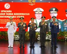 Kapolri Sematkan Bintang Bhayangkara Utama ke Panglima dan 3 Kepala Staf TNI - JPNN.com