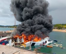 Detik-Detik Kapal Cagub Maluku Utara Benny Laos Meledak dan Terbakar, Mencekam - JPNN.com