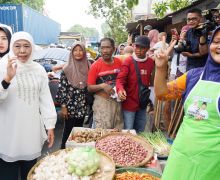 Pilihan Wong Cilik, Khofifah-Emil Didukung Pedagang Pasar Surabaya - JPNN.com