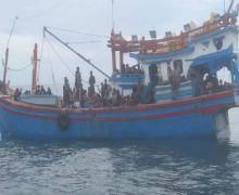 Lihat, Kapal Imigran Rohingya Terombang-ambing di Perairan Aceh - JPNN.com